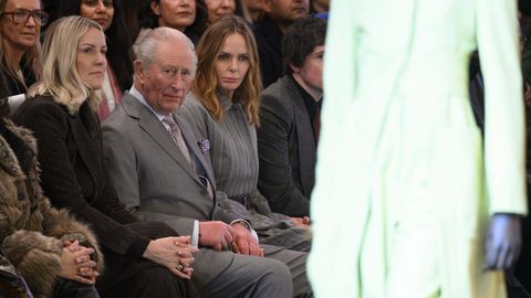 El rey Carlos III (en la imagen, con la dise�adora Stella McCartney sentada a su izquierda) asiste, este jueves, a la apertura de la Semana de la Moda de Londres.