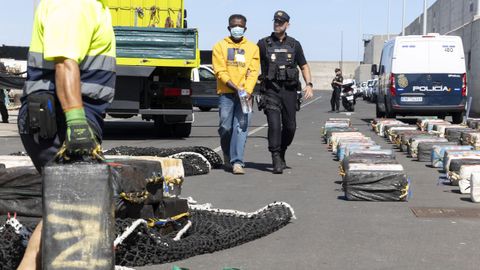 El desembarco del alijo transportado por el Little Girls culmin� este domingo en Arinaga, Gran Canaria.