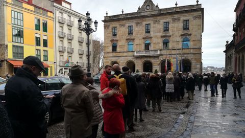 Ciudadanos haciendo cola ante la capilla ardiente de lvarez Areces