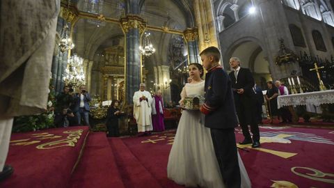 Los dos niños fueron los encargados de presentar el cofre que simboliza la ofrenda