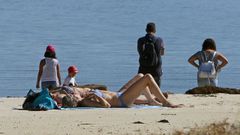 Gente tomando el sol ayer en O Carreir�n, en la Illa de Arousa