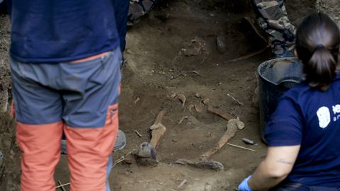 Cuerpo encontrado en la fosa de Beira, en Carral, con s�ntomas de muerte violenta.