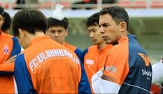 Mario Peso da instrucciones a sus jugadores durante un entrenamiento en Mongolia