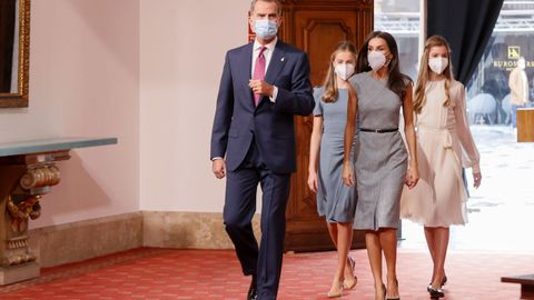 Los reyes Felipe y Letizia, la princesa Leonor y la infanta Sofa, a su llegada a la audiencia mantenida con los galardonados con las Medallas de Asturias 2021