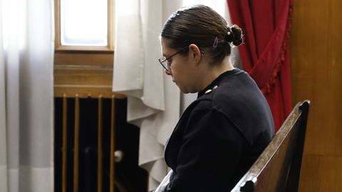 La acusada (I. F. R.), durante el juicio por un presunto delito de descubrimiento de secretos en la Audiencia Provincial de Ourense.