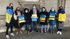 Ucranianos residentes en A Coru�a junto a Conchi Rey, del Banco de Alimentos R�as Altas