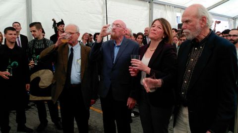 Los galardonados probando la sidra