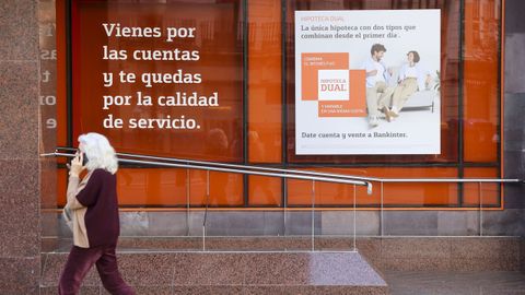 Un cartel en una entidad bancaria anuncia hipotecas
