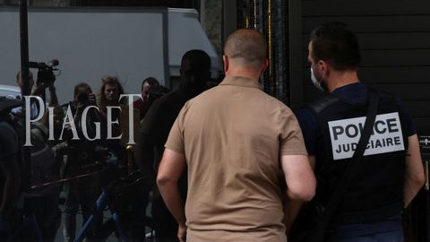 Un agente de la Polic�a francesa, junto a la joyer�a, que fue objeto de un atraco, situada en la Rue de la Paix, en plena �milla de oro� de Par�s.