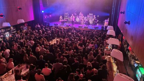 SALA CAPITOL.�La relaci�n de los due�os de Mestrelab y el Capitol se remonta a las sesiones de cine de los 80. Conoc�an la sala -ellos son m�sicos-, y de la mano de los hermanos Villasen�n (A Reixa), hosteleros y promotores de conciertos, se animaron con la gesti�n de espect�culos comprando el negocio a Fran San�n. En pocos meses adquirieron el inmueble, que ha cumplido 90 a�os de vida cultural.