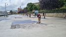 La calle Reina Victoria de Pontevedra, este martes, ya sin «skatepark» para proceder al montaje de las atracciones de las fiestas de la Peregrina