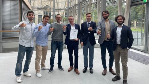 De izquierda a derecha, Jorge Guill�n, Jorge Gonz�lez y Jos� Mar�a Holassian, de la empresa PXR; Adriano Mones, director de Desarrollo de Negocio de Phoenix Contact E-Mobility; Mario Buis�n, consejero Econ�mico Comercial de la Embajada de Espa�a en Alemania; Guillermo Orbea, de la empresa PXR, y Mat�as Kippke, investigador en la C�tedra Gij�n Smart Cities de la EPIG de la Universidad de Oviedo.