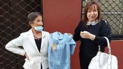 Manoli (derecha), con la bata de GOA que le regal� su madre de ni�a, comprada en El Rancho, la tienda que regentaba Teresa, hoy cerrada
