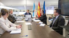Feijoo, junto a varios conselleiros en la reuni�n de su consello en A Estrada. Varios miembros del Gobierno gallego siguieron el encuentro por videoconferencia