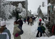 El Cebreiro estuvo ayer a rebosar de visitantes. 