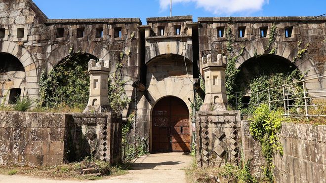 El castillo de La Palma, en Mugardos, permanece cerrado a cal y canto desde hace cuatro a�os, a pesar de la obligatoriedad de abrir a las visitas por su condici�n de BIC.