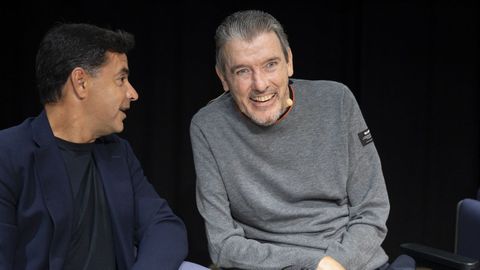 El entrenador del Girona, Michel Sánchez, entrenador del Girona, a la izquierda y el exfutbolista Juan Carlos Unzué a la derecha, en un acto el pasado octubre, apadrinando una plataforma que fomenta el intercambio de recursos de asistencia médica como muletas o sillas de ruedas