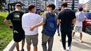 Alumnos saliendo de clase el primer d�a del curso en un centro de Vigo