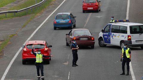 Agentes de polic�a realizan un control de tr�fico a la entrada de Santullano, Oviedo