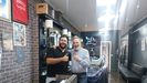 Amine, peluquero en una barbera marroqu, junto a Jorge, uno de sus clientes