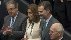 De izquierda a derecha, Juan Ignacio Zoido, Susana D�az, el rey y Eustasio Cobreros, ayer en Sevilla. 