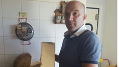 Juan Carlos Rubio posa con uno de los quesos gamon�u