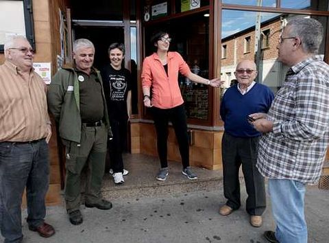 El alcalde (con camisa de cuadros), hablando de las nuevas medidas con vecinos.