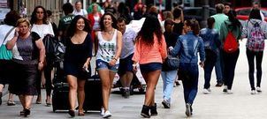 El centro de Vilagarc�a est� estos d�as lleno de gente y el ambiente suele repercutir sobre las ventas del peque�o comercio.