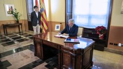El presidente de Arag�n, Jorge Azc�n, firma el decreto de disoluci�n de las Cortes como paso previo a una convocatoria electoral. Azc�n ha confirmado finalmente el adelanto de las elecciones en la comunidad, que se celebrar�n el 8 de febrero, un a�o y tres meses antes de lo que corresponder�a.