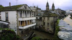 porta mi�� (2001-2017). Mejora de una zona degradada. La reforma integral, en la que tambi�n particip� la Xunta, permiti� recuperar la fuente hist�rica junto al Pazo de Orb�n y se reurbaniz� la v�a p�blica, lo que favoreci� a los locales de A Tiner�a y al aspecto tur�stico. Tambi�n la intervenci�n de la Xunta en el adarve mejor� la vista.