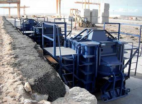 Los moldes ya est�n instalados en el parque de fabricaci�n de bloques