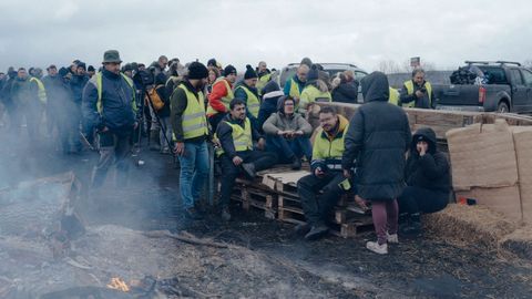 Agricultores y ganaderos gallegos cortandoel fin de semana la autov�a en A Limia