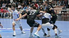 �lex Chan, con el bal�n, en una acci�n durante un partido del Cisne