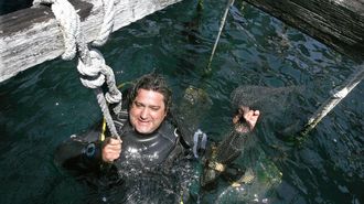 El en�logo del Bierzo, en una imagen del 2008, mientras rescataba varias botellas sumergidas en una batea y todav�a no se hab�a dejado crecer su caracter�stica barba