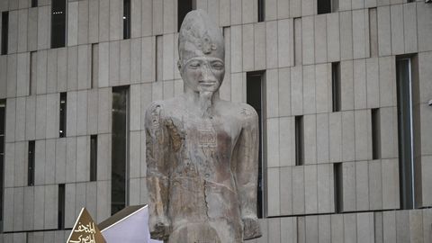 Una estatua de Ramses II en la entrada del museo