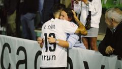 V�ctor Eimil, 19 del Real Uni�n, abraza a una aficionada del Arenteiro, donde jug� hace dos temporadas.
