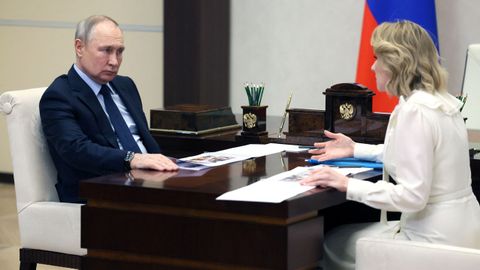 El presidente ruso, Vladimir Putin, se re�ne con la comisionada presidencial rusa para los derechos del ni�o, Maria Lvova-Belova, en la residencia estatal de Novo-Ogaryovo, en las afueras de Mosc�. 
