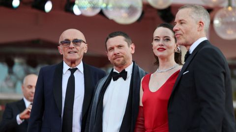 El director Danny Boyle con los actores Guy Pearce, Jack O'Connell y Claire Foy.