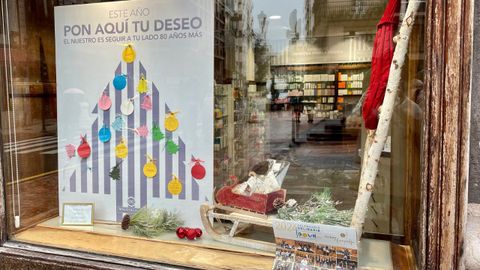 La Farmacia Migoya tiene un escaparate dedicado a Down Asturias, con un rbol de los sueos y el calendario solidario.