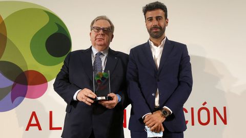 Premio a la trayectoria empresarial: ABANCA. Jos Manuel Valio, director general de TI, Procesos y Operaciones de Abanca, con Jos Surez, director de Desarrollo 
de Negocio de Vodafone en Galicia, en la entrega del premio.