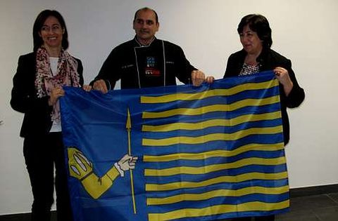 El cocinero, Miguel �ngel Montes, junto a la alcaldesa de Sanxenxo, ayer en la presentaci�n.