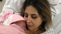 La peque�a Ellah con su madre Naiara