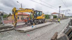 Obras a la altura del paso a nivel de Juan Montes, cerrado desde la pasada semana