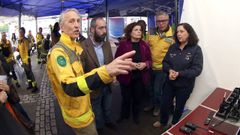 Acebal (primero por la izquierda) dando explicaciones a las autoridades durante el simulacro realizado en Rianxo la semana pasada.