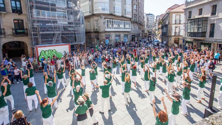 Los bailes latinos de la UNED S�nior cogen por sorpresa a Pontevedra