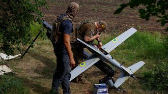 Soldados ucranianos manipulan un dron. 
