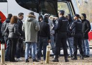 Tras el suceso, la polic�a retuvo en Madrid durante horas los dos autocares de hinchas coru�eses. 