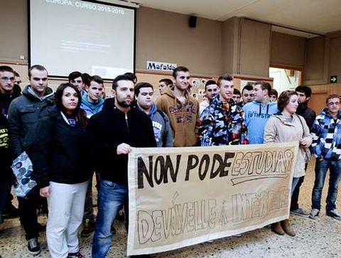 Los compa�eros del alumno protestaron ayer en el patio. 