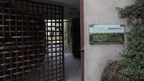 La verja que da acceso al paseo que conduce al parque infantil de O Cantio