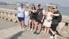 Una familia del Reino Unido hace un gesto de desaprobaci�n tras ver el estado en que quedaron las playas despu�s del San Xo�n